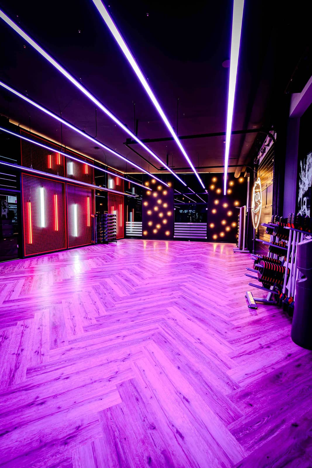 Moderner Trainingsbereich im Fitnessstudio GymOne